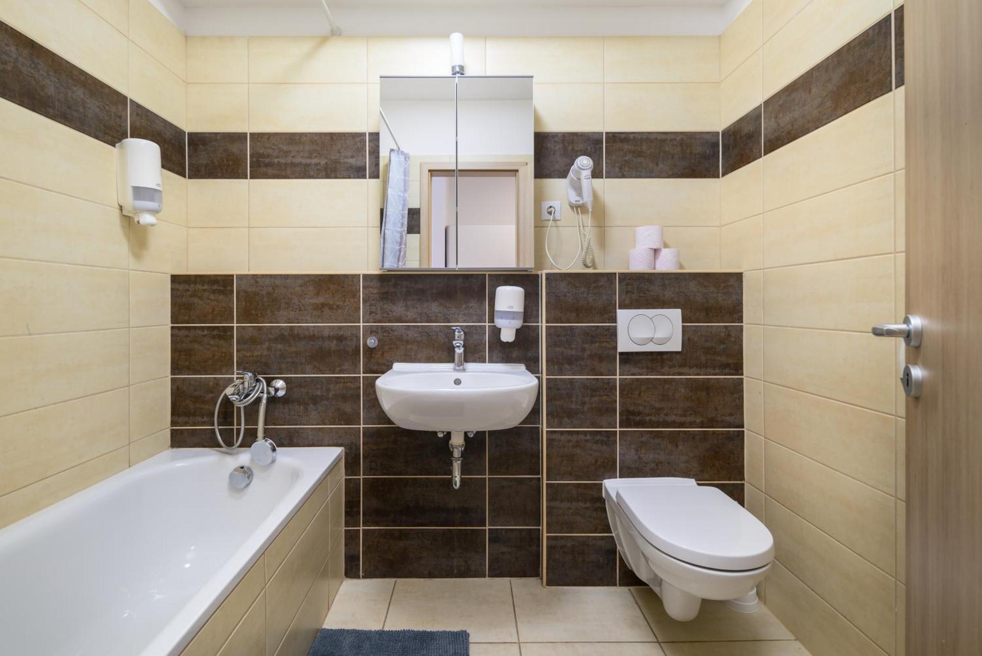 Atrium Residence Deluxe Suite-Free Parking Garage Same Building Budapest Esterno foto